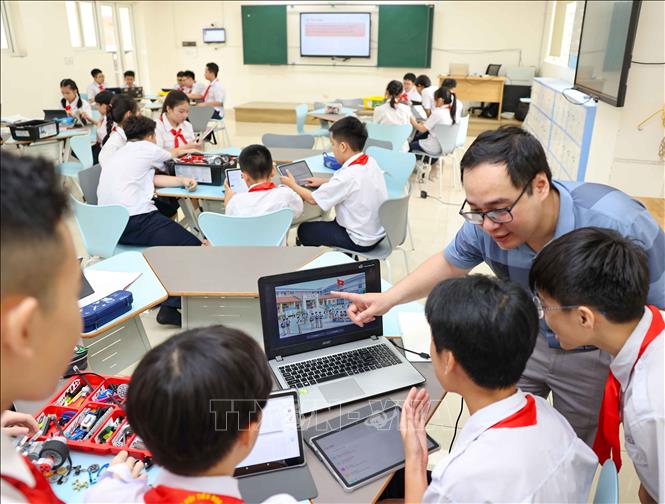 Việc thảo luận về sự khác biệt giữa hình ảnh do AI tạo ra và hình ảnh thực tế đã giúp học sinh nâng cao nhận thức về tính chân thực, đồng thời hiểu rõ hơn về các nguyên tắc đạo đức khi sử dụng công nghệ trong môi trường số. (Ảnh: Thanh Tùng/TTXVN)